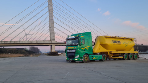 Onderlosser Aan Brug Kanaal